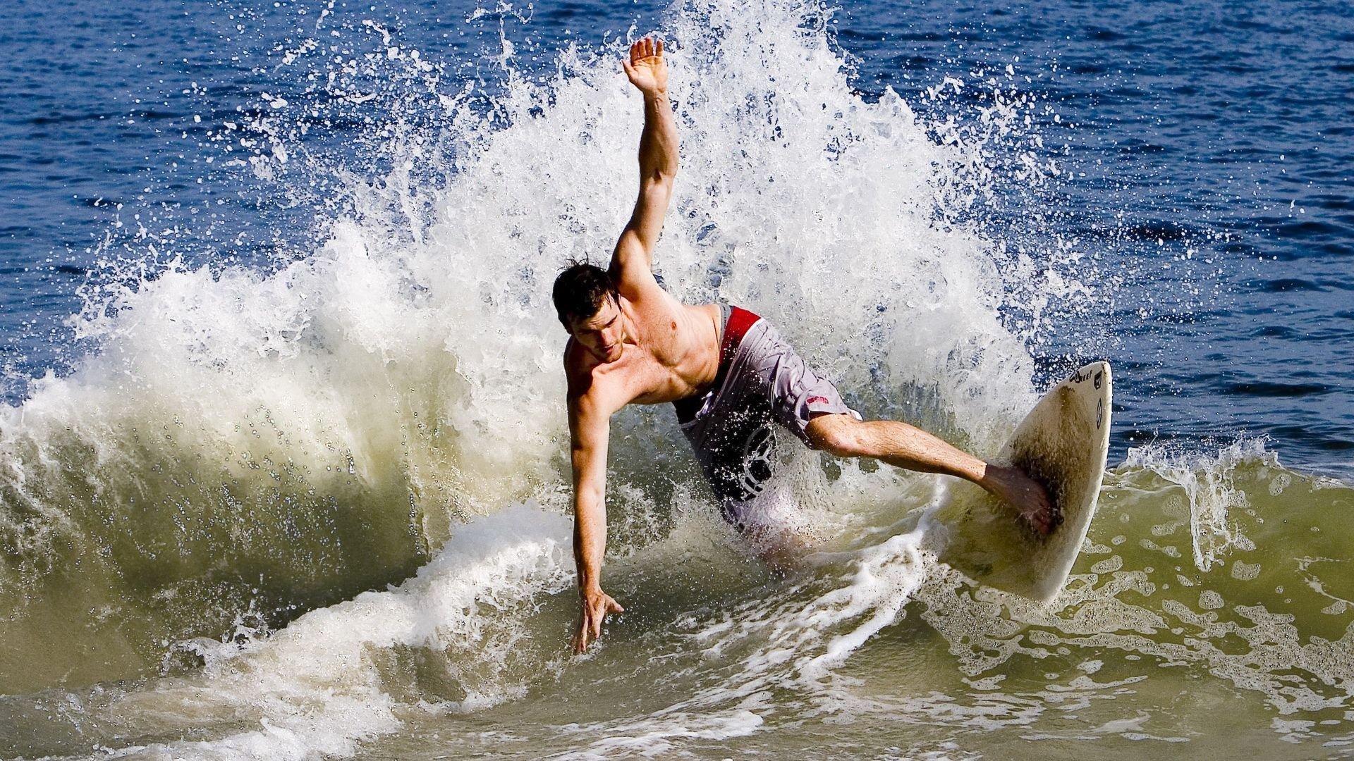 球迷对赛事关注度提升，热情高涨，球迷群体